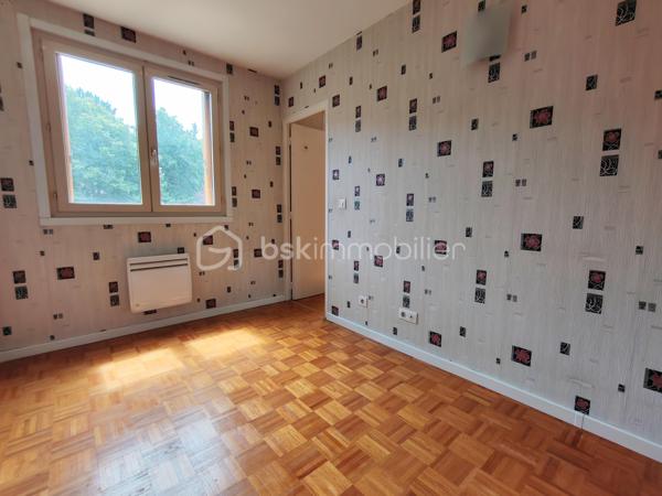 Idéal premier achat ou investissement locatif.

Situé à Drancy, dans un secteur calme et proche des commodités, venez découvrir cet appartement de type F2 d'environ 45 m².

Il se compose d'une entrée, d'un séjour lumineux, d'une chambre, d'une cuisine indépendante, d'une salle de bain avec placard de rangement ainsi que de WC séparés.

Les menuiseries sont en double vitrage PVC.

Une cave complète ce bien.

Idéal pour un premier achat ou pour un investissement locatif.