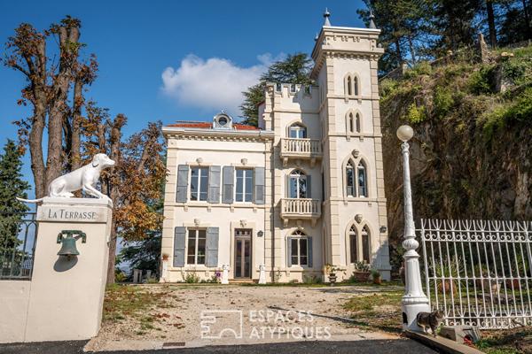 Élégante demeure néogothique avec parc paysager et gîtes