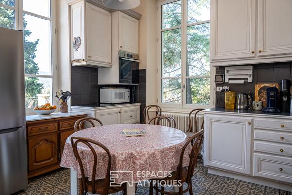 Élégante demeure néogothique avec parc paysager et gîtes