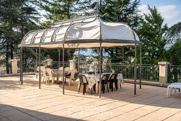 Élégante demeure néogothique avec parc paysager et gîtes