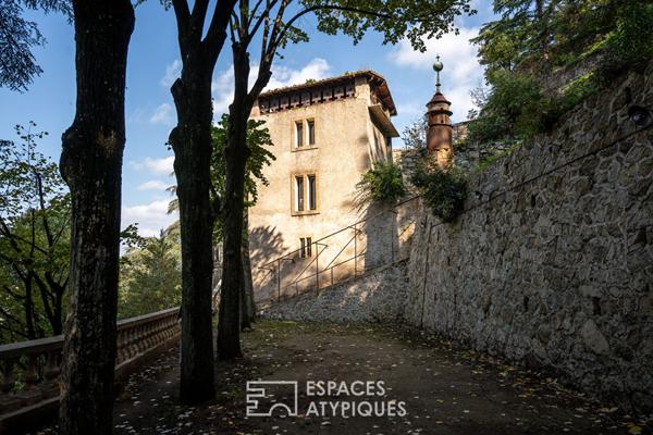 Élégante demeure néogothique avec parc paysager et gîtes