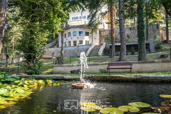 Élégante demeure néogothique avec parc paysager et gîtes