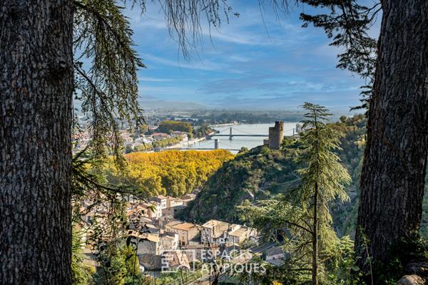 Élégante demeure néogothique avec parc paysager et gîtes