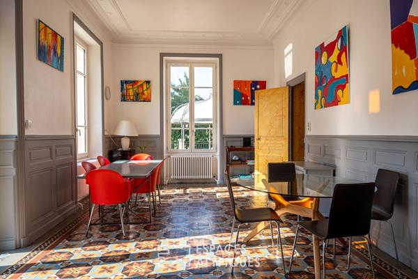 Élégante demeure néogothique avec parc paysager et gîtes