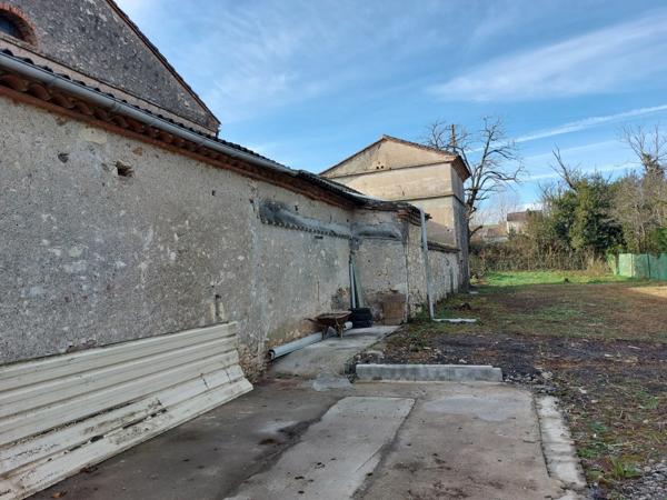 PUYGOUZON CORPS DE FERME EN GRANDE PARTIE RENOVE AVEC PIGEONNIER ET DEPENDANCES