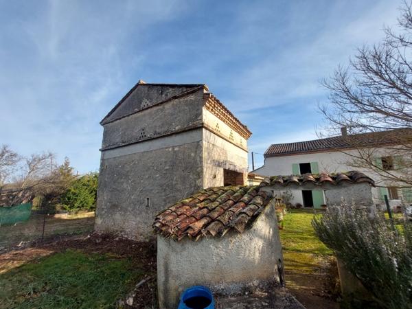 PUYGOUZON CORPS DE FERME EN GRANDE PARTIE RENOVE AVEC PIGEONNIER ET DEPENDANCES