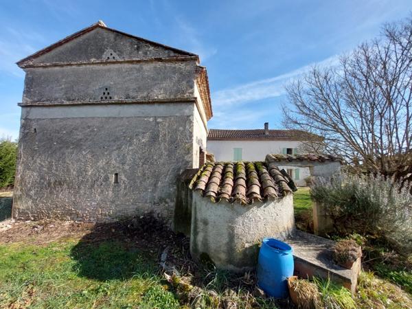 PUYGOUZON CORPS DE FERME EN GRANDE PARTIE RENOVE AVEC PIGEONNIER ET DEPENDANCES