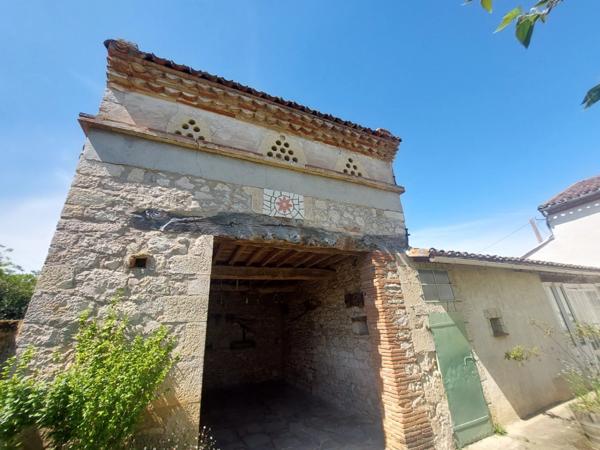 PUYGOUZON CORPS DE FERME EN GRANDE PARTIE RENOVE AVEC PIGEONNIER ET DEPENDANCES