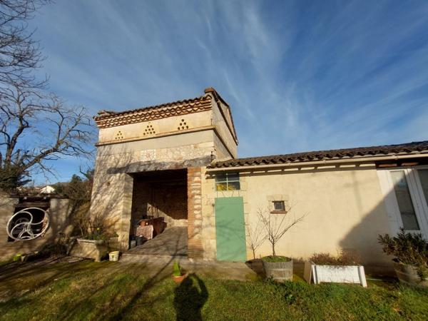 PUYGOUZON CORPS DE FERME EN GRANDE PARTIE RENOVE AVEC PIGEONNIER ET DEPENDANCES