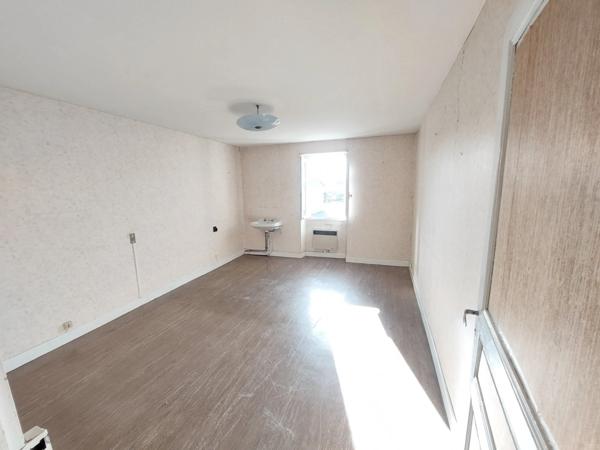 PUYGOUZON CORPS DE FERME EN GRANDE PARTIE RENOVE AVEC PIGEONNIER ET DEPENDANCES