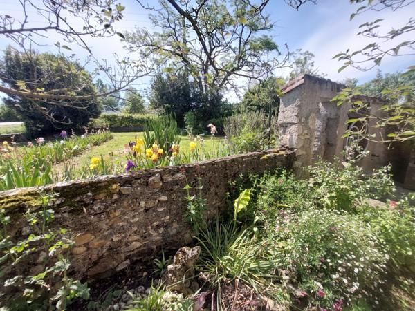 PUYGOUZON CORPS DE FERME EN GRANDE PARTIE RENOVE AVEC PIGEONNIER ET DEPENDANCES