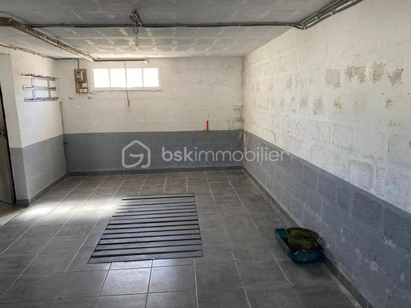 Composée d'une entrée donnant sur une pièce de vie avec cuisine ouverte, une chambre et un wc.

A l'étage un pallier donnant sur 3 chambres, une salle d'eau et un wc.

Un sous sol complet avec coin buanderie, atelier et garage pour un véhicule.

Chauffage gaz (citerne), huisseries double vitrage avec volets roulants.
Jardin clos avec cabanon en bois.