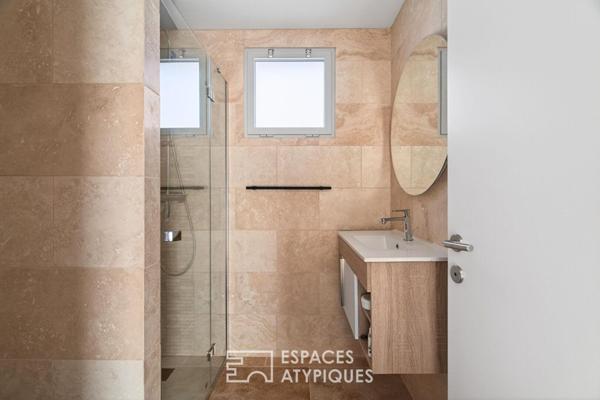 Maison d’architecte contemporaine avec piscine et patio