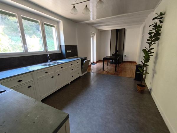 Maison rénovée avec grange et terrain de plus d’un hectare