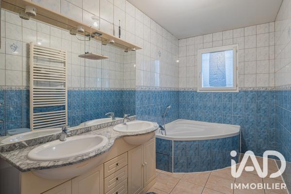 Maison à vendre 5 pièces 131 m² Saint-Étienne-de-Saint-Geoirs