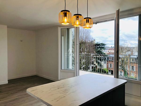 "Versailles Les Près" "Esprit Atelier" Très bel appartement refait à neuf de 3 pièces de 62 m² avec terrasse ! Loyer 1 842 €/mois charges comprises **  - Référence  17913