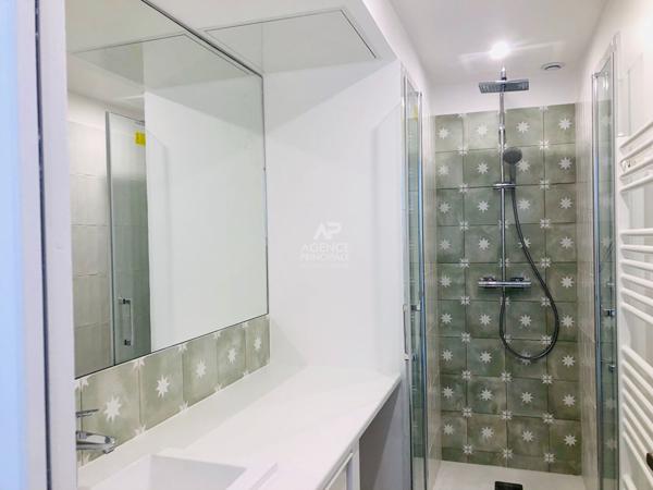 "Versailles Les Près" "Esprit Atelier" Très bel appartement refait à neuf de 3 pièces de 62 m² avec terrasse ! Loyer 1 842 €/mois charges comprises **  - Référence  17913