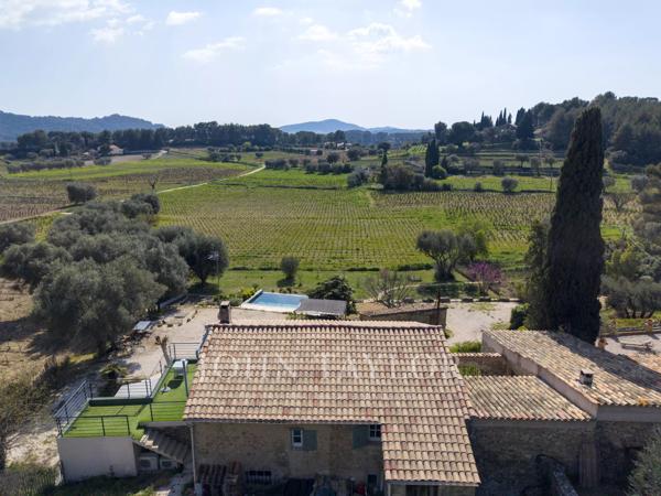 Le Castellet – Mas provençal en pierre au cœur des vignes avec piscine et activité d’accueil