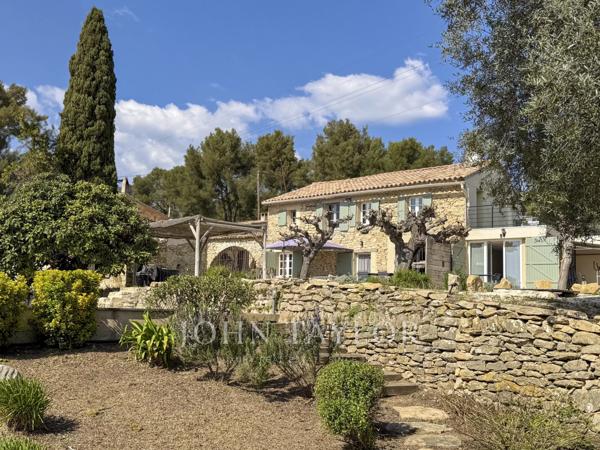 Le Castellet – Mas provençal en pierre au cœur des vignes avec piscine et activité d’accueil