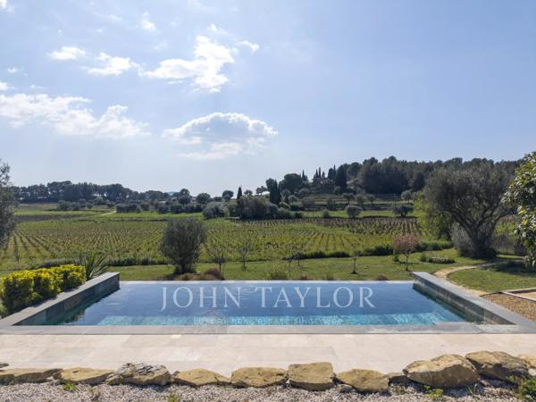 Le Castellet – Mas provençal en pierre au cœur des vignes avec piscine et activité d’accueil