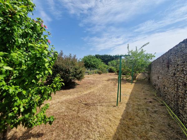 superbe maison de village avec grand jardin, dépendance et garage