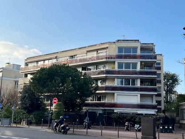 Vue imprenable sur le Bois de Vincennes, dernier étage lumineux à Saint-Mandé
