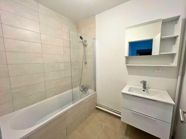 3 pièces avec deux chambres , parking et cave