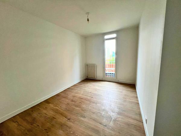 3 pièces avec deux chambres , parking et cave