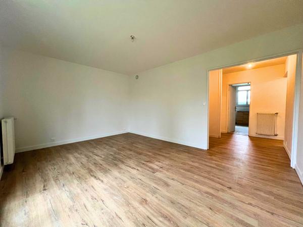 3 pièces avec deux chambres , parking et cave