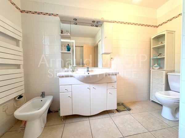 VILLA PLAIN PIED 4F, 3 CHAMBRES AVEC TERRASSES, JARDIN ET GARAGE, EMPLACEMENT CALME