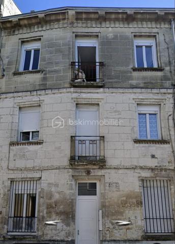 Immeuble composé de 4 lots proche de la victoire. Des travaux sont a prévoir.