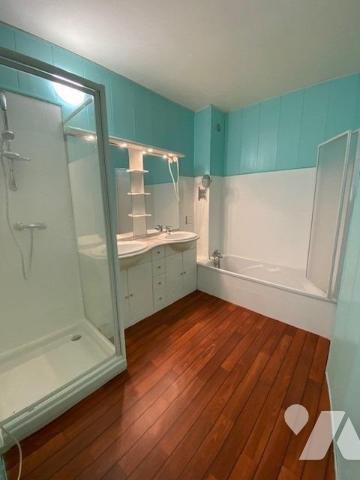 Maison de ville de 107m² habitables élevée sur rez-de-chaussée, trois étages et combles, garage