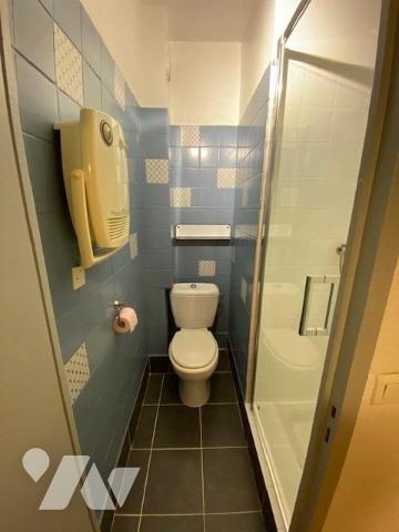 Maison de ville de 107m² habitables élevée sur rez-de-chaussée, trois étages et combles, garage