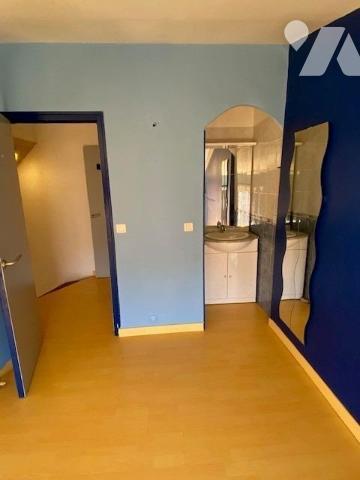 Maison de ville de 107m² habitables élevée sur rez-de-chaussée, trois étages et combles, garage