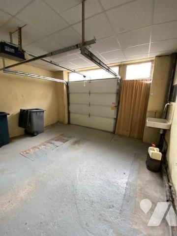 Maison de ville de 107m² habitables élevée sur rez-de-chaussée, trois étages et combles, garage