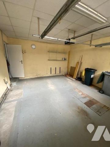 Maison de ville de 107m² habitables élevée sur rez-de-chaussée, trois étages et combles, garage