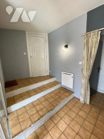 Maison de ville de 107m² habitables élevée sur rez-de-chaussée, trois étages et combles, garage