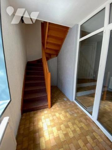 Maison de ville de 107m² habitables élevée sur rez-de-chaussée, trois étages et combles, garage