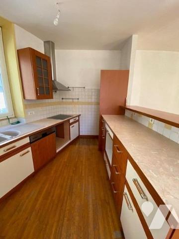 Maison de ville de 107m² habitables élevée sur rez-de-chaussée, trois étages et combles, garage