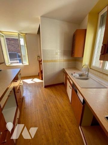 Maison de ville de 107m² habitables élevée sur rez-de-chaussée, trois étages et combles, garage