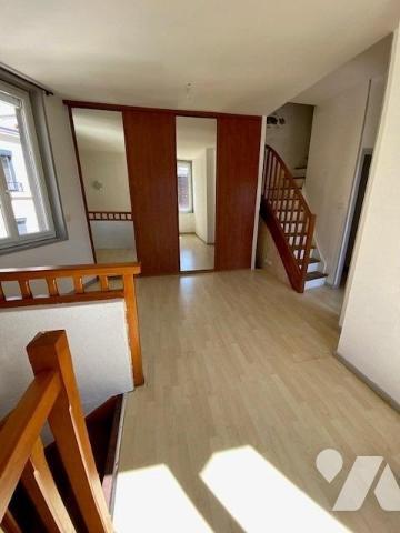 Maison de ville de 107m² habitables élevée sur rez-de-chaussée, trois étages et combles, garage