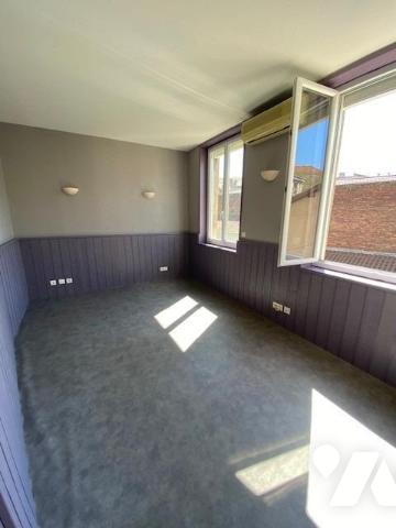 Maison de ville de 107m² habitables élevée sur rez-de-chaussée, trois étages et combles, garage