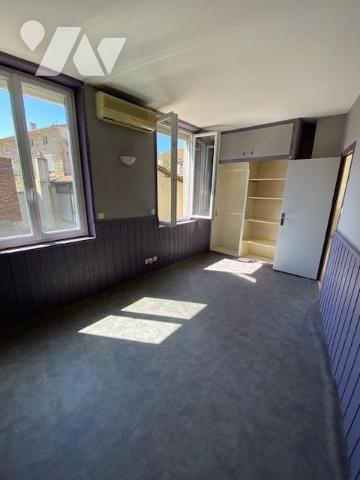 Maison de ville de 107m² habitables élevée sur rez-de-chaussée, trois étages et combles, garage