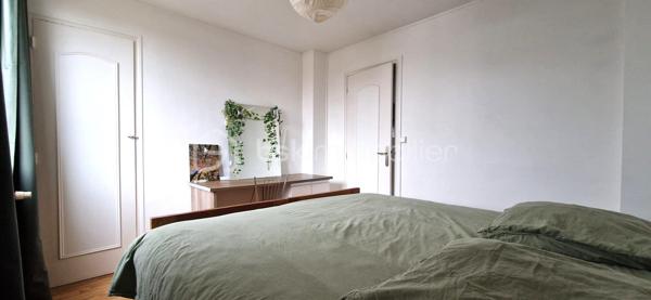 Découvrez ou redécouvrez en exclusivité ce charmant appartement T5 transformé en T4, idéalement situé entre Grenoble et Saint-Martin-d'Hères (38400), au cœur d’une rue pavillonnaire calme.

​Les points forts du bien :
​Vue Exceptionnelle : Situé au 4ème et dernier étage, profitez d'un panorama 360° totalement dégagé sur les massifs de la Chartreuse, du Vercors, de Belledonne et sur la Bastille.

​Agencement Optimal :
​Un vaste séjour baigné de lumière avec accès direct au balcon.
Une cuisine indépendante avec loggia fermée.
​3 jolies chambres, offrant toutes une vue imprenable sur les montagnes.
​Salle d’eau fonctionnelle et WC séparé.

​Confort & Annexes :
Double vitrage PVC, chauffage individuel au gaz, cave privative et local à vélos sécurisé.

​Le petit + : Possibilité d'acquérir un garage en sus.

Spécial Investisseurs : Un potentiel rare !
​Ce bien est une opportunité d’investissement clé en main :
​Rentabilité brute : 11%
​Colocation possible : Configuration facile pour une 4ème chambre (loyer estimé : ~390€/chambre).
​Atout majeur : Adresse non soumise à l'encadrement des loyers.

​Que vous cherchiez votre futur cocon familial ou un placement hautement rentable, cet appartement allie, confort et vue spectaculaire.

​Contactez Céline SCADUTO (EI) ou Sabrina FONTENOY (EI) pour organiser votre visite !