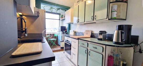 Découvrez ou redécouvrez en exclusivité ce charmant appartement T5 transformé en T4, idéalement situé entre Grenoble et Saint-Martin-d'Hères (38400), au cœur d’une rue pavillonnaire calme.

​Les points forts du bien :
​Vue Exceptionnelle : Situé au 4ème et dernier étage, profitez d'un panorama 360° totalement dégagé sur les massifs de la Chartreuse, du Vercors, de Belledonne et sur la Bastille.

​Agencement Optimal :
​Un vaste séjour baigné de lumière avec accès direct au balcon.
Une cuisine indépendante avec loggia fermée.
​3 jolies chambres, offrant toutes une vue imprenable sur les montagnes.
​Salle d’eau fonctionnelle et WC séparé.

​Confort & Annexes :
Double vitrage PVC, chauffage individuel au gaz, cave privative et local à vélos sécurisé.

​Le petit + : Possibilité d'acquérir un garage en sus.

Spécial Investisseurs : Un potentiel rare !
​Ce bien est une opportunité d’investissement clé en main :
​Rentabilité brute : 11%
​Colocation possible : Configuration facile pour une 4ème chambre (loyer estimé : ~390€/chambre).
​Atout majeur : Adresse non soumise à l'encadrement des loyers.

​Que vous cherchiez votre futur cocon familial ou un placement hautement rentable, cet appartement allie, confort et vue spectaculaire.

​Contactez Céline SCADUTO (EI) ou Sabrina FONTENOY (EI) pour organiser votre visite !