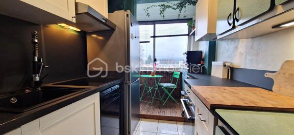 Découvrez ou redécouvrez en exclusivité ce charmant appartement T5 transformé en T4, idéalement situé entre Grenoble et Saint-Martin-d'Hères (38400), au cœur d’une rue pavillonnaire calme.

​Les points forts du bien :
​Vue Exceptionnelle : Situé au 4ème et dernier étage, profitez d'un panorama 360° totalement dégagé sur les massifs de la Chartreuse, du Vercors, de Belledonne et sur la Bastille.

​Agencement Optimal :
​Un vaste séjour baigné de lumière avec accès direct au balcon.
Une cuisine indépendante avec loggia fermée.
​3 jolies chambres, offrant toutes une vue imprenable sur les montagnes.
​Salle d’eau fonctionnelle et WC séparé.

​Confort & Annexes :
Double vitrage PVC, chauffage individuel au gaz, cave privative et local à vélos sécurisé.

​Le petit + : Possibilité d'acquérir un garage en sus.

Spécial Investisseurs : Un potentiel rare !
​Ce bien est une opportunité d’investissement clé en main :
​Rentabilité brute : 11%
​Colocation possible : Configuration facile pour une 4ème chambre (loyer estimé : ~390€/chambre).
​Atout majeur : Adresse non soumise à l'encadrement des loyers.

​Que vous cherchiez votre futur cocon familial ou un placement hautement rentable, cet appartement allie, confort et vue spectaculaire.

​Contactez Céline SCADUTO (EI) ou Sabrina FONTENOY (EI) pour organiser votre visite !