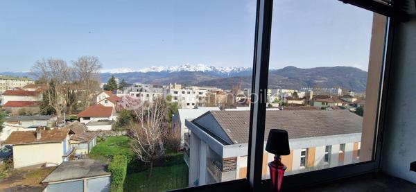 Découvrez ou redécouvrez en exclusivité ce charmant appartement T5 transformé en T4, idéalement situé entre Grenoble et Saint-Martin-d'Hères (38400), au cœur d’une rue pavillonnaire calme.

​Les points forts du bien :
​Vue Exceptionnelle : Situé au 4ème et dernier étage, profitez d'un panorama 360° totalement dégagé sur les massifs de la Chartreuse, du Vercors, de Belledonne et sur la Bastille.

​Agencement Optimal :
​Un vaste séjour baigné de lumière avec accès direct au balcon.
Une cuisine indépendante avec loggia fermée.
​3 jolies chambres, offrant toutes une vue imprenable sur les montagnes.
​Salle d’eau fonctionnelle et WC séparé.

​Confort & Annexes :
Double vitrage PVC, chauffage individuel au gaz, cave privative et local à vélos sécurisé.

​Le petit + : Possibilité d'acquérir un garage en sus.

Spécial Investisseurs : Un potentiel rare !
​Ce bien est une opportunité d’investissement clé en main :
​Rentabilité brute : 11%
​Colocation possible : Configuration facile pour une 4ème chambre (loyer estimé : ~390€/chambre).
​Atout majeur : Adresse non soumise à l'encadrement des loyers.

​Que vous cherchiez votre futur cocon familial ou un placement hautement rentable, cet appartement allie, confort et vue spectaculaire.

​Contactez Céline SCADUTO (EI) ou Sabrina FONTENOY (EI) pour organiser votre visite !