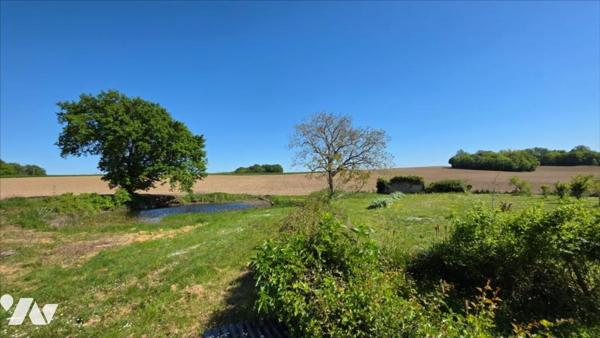 Vicq sur Nahon (36)Fermette à rénover sur 3.9 hectares
