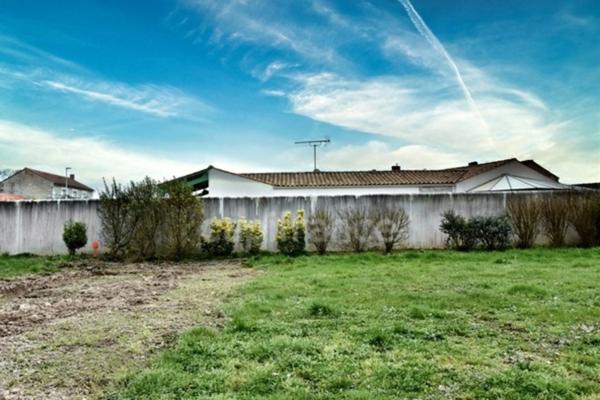 À vendre : magnifique parcelle à bâtir sur la commune paisible de Vérines (17)