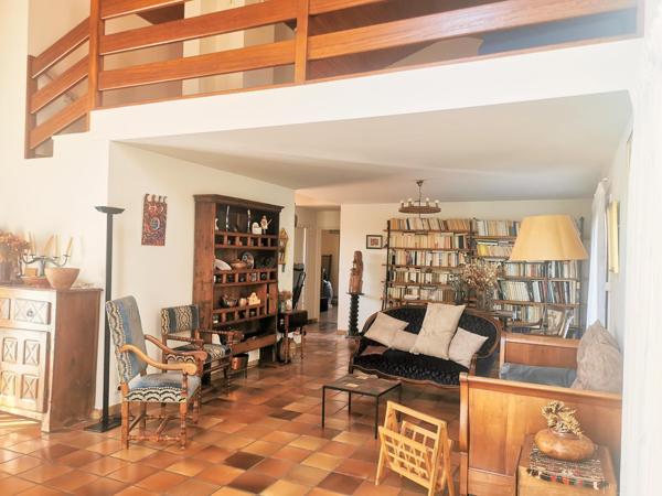 Maison très fonctionnelle sur une parcelle verdoyante dans un quartier calme.